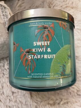 Bath & Body Works Sweet Kiwi & Starfruit Candle - Teal & Green